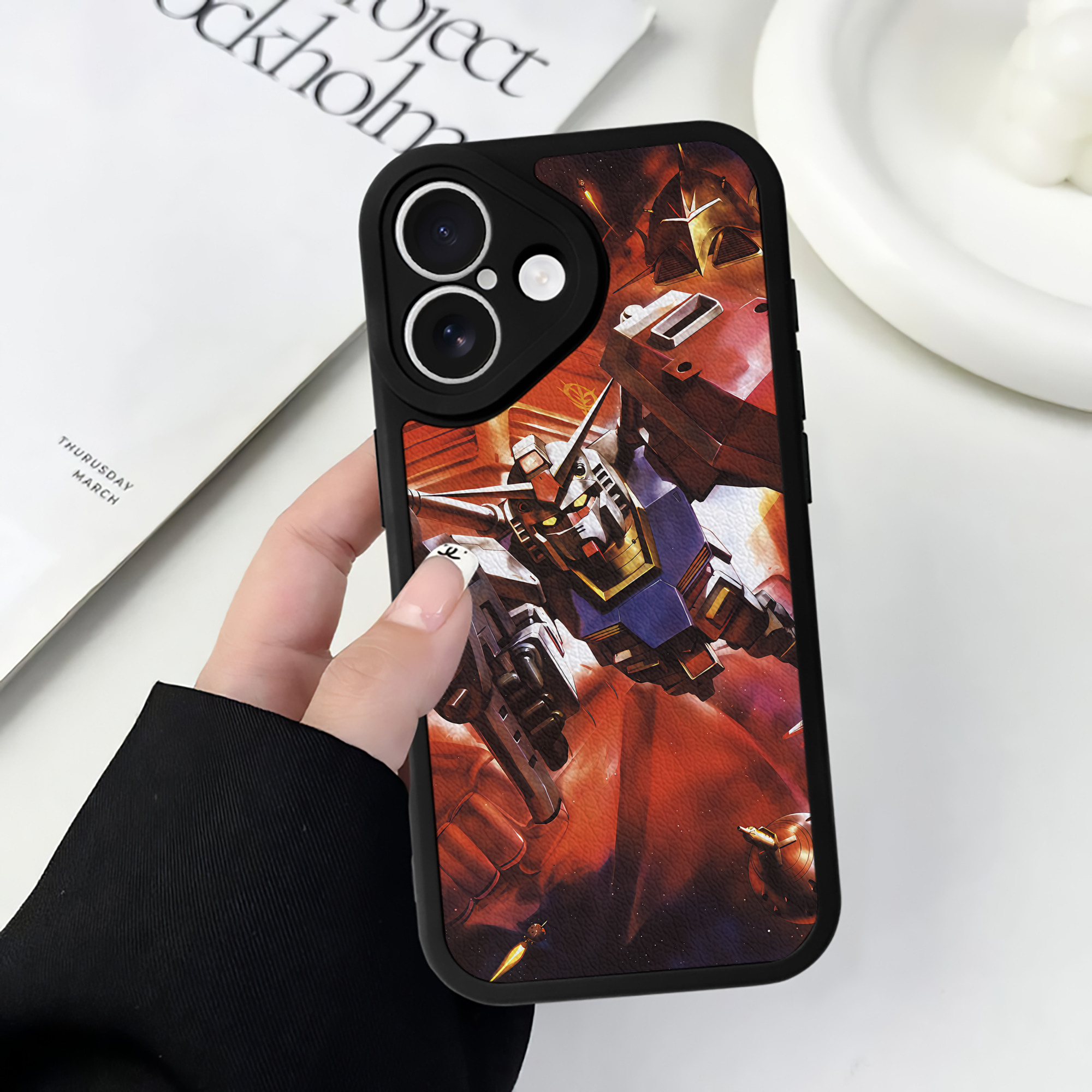 （画像用） 機動戦士ガンダム Mobile Suit Gundam 【iPhone 16シリーズ対応】シリコンスマホケース（レザー調） 材質：シリコン